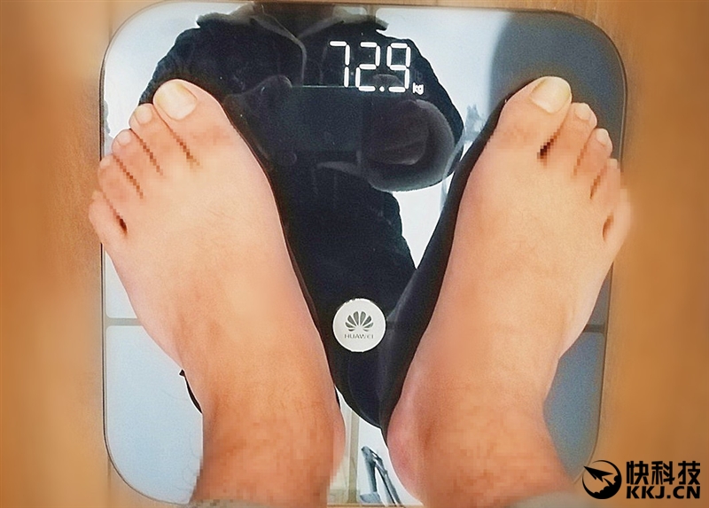 华为首款智能体脂秤评测：喝杯水也能测出来pg电子免费试玩模拟器01kg高精度(图17)