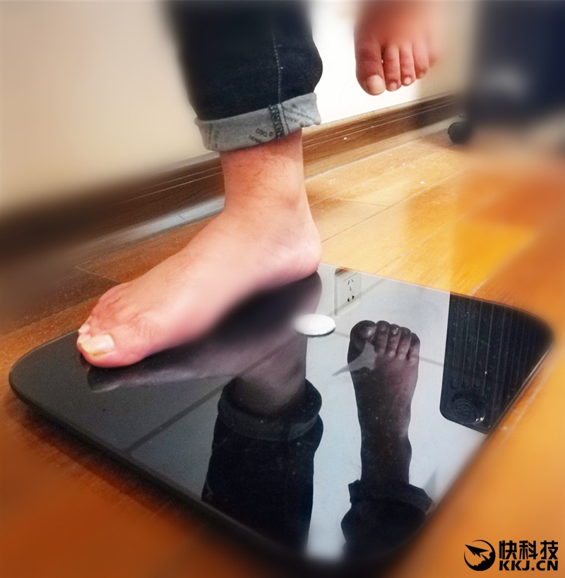 华为首款智能体脂秤评测：喝杯水也能测出来pg电子免费试玩模拟器01kg高精度(图25)
